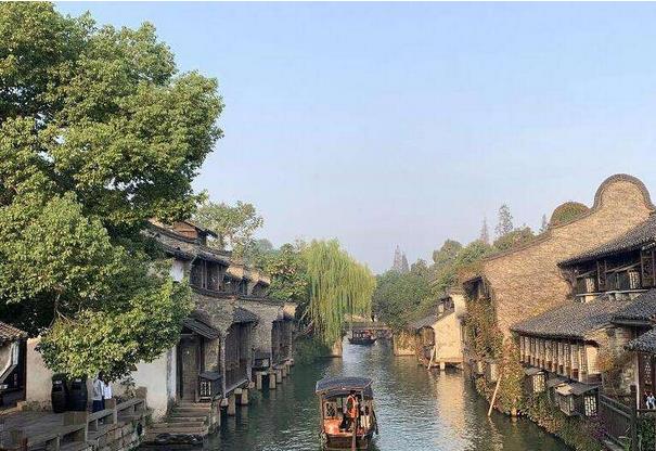 2017年，中國(guó)數(shù)字經(jīng)濟(jì)總量達(dá)27.2萬(wàn)億元，數(shù)字經(jīng)濟(jì)對(duì)GDP增長(zhǎng)貢獻(xiàn)率達(dá)55%