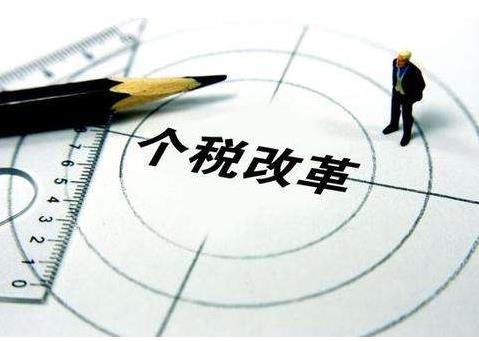 11月份，全國一般公共預算收入10775億元，同比下降5.4%，支出16431億元，同比下降0.8%??
