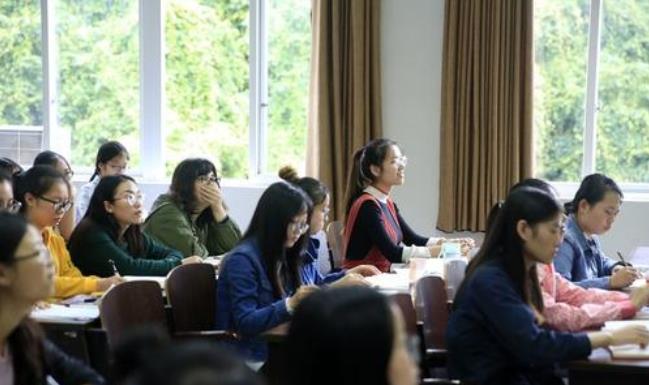 2018年全國共有普通高等學校2663所，各種形式的高等教育在學總規模為3833萬人